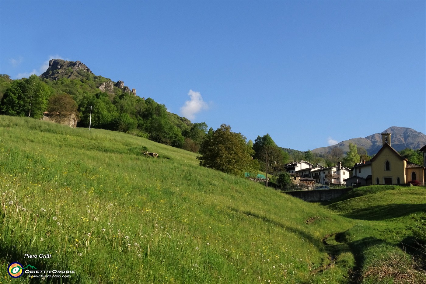 02 Corno Zuccone (1458 m) visto da Reggetto di Vedeseta poco prima della partenza .JPG -                                